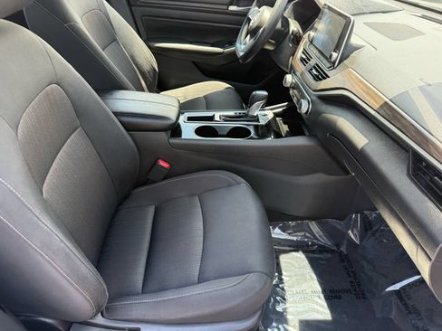 Used 2024 Nissan Altima 2.5 SV FWD image 30