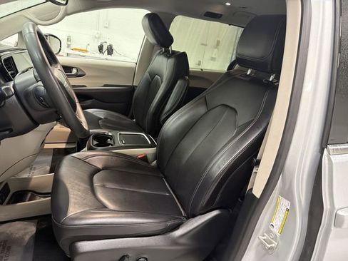 Used 2024 Chrysler Pacifica Touring-L image 22