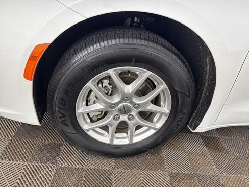 Used 2024 Chrysler Pacifica Touring-L image 34