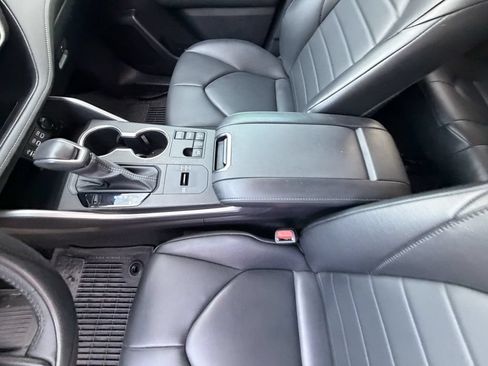 Used 2024 Toyota Highlander XLE FWD image 18