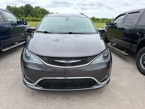 Used 2019 Chrysler Pacifica Touring-L FWD image 2