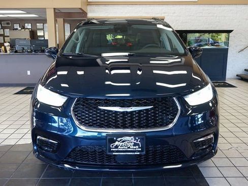 Used 2022 Chrysler Pacifica Touring-L image 19