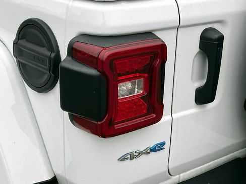 Used 2022 Jeep Wrangler Unlimited Sahara w/ Cold Weather Group image 9