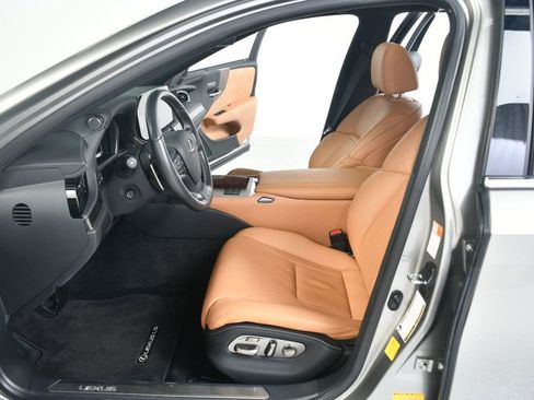 Used 2023 Lexus LS 500 w/ Accessory Package (Z2) image 29