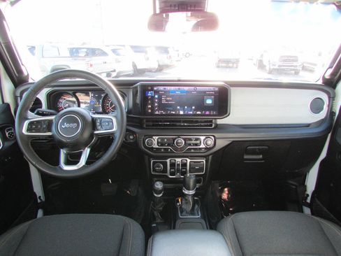 Used 2025 Jeep Wrangler Unlimited Sahara AWD/4WD image 20