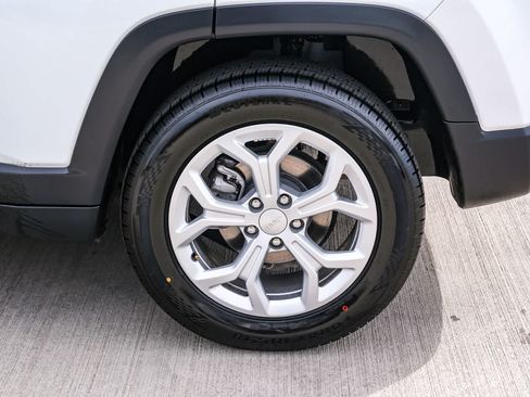 Used 2024 Jeep Compass Latitude AWD/4WD image 9