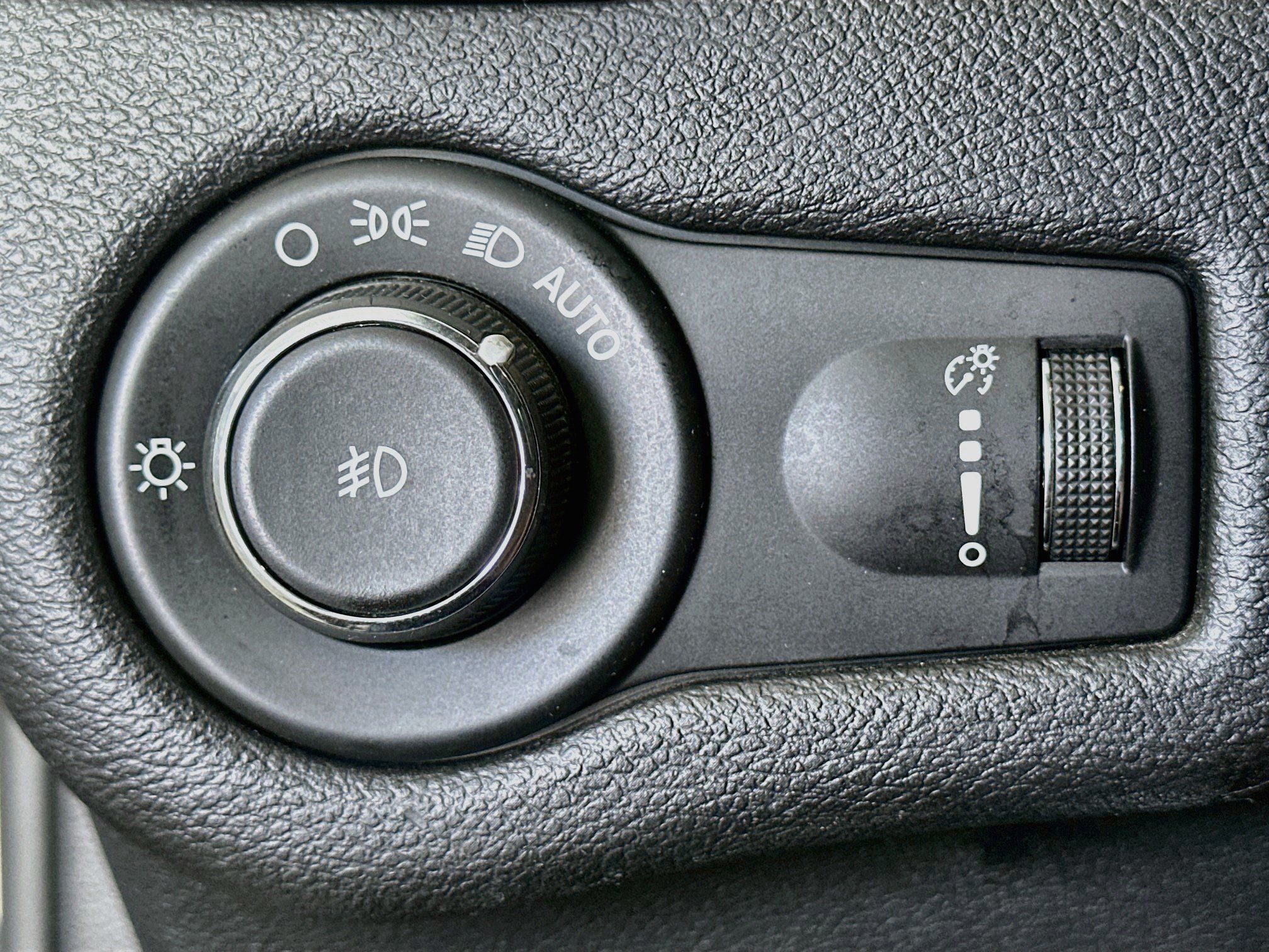 Used 2019 Jeep Cherokee Latitude w/ Popular Appearance Group FWD image 16