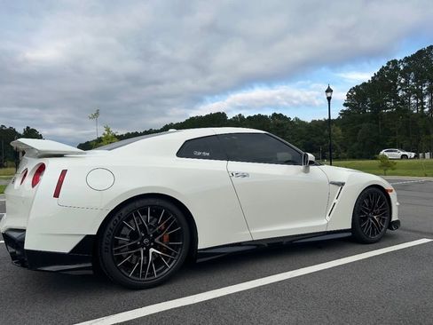 Used 2024 Nissan GT-R Premium w/ Premium Interior Package image 2