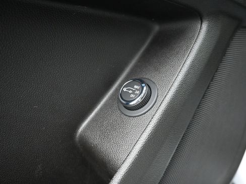 Used 2020 Chevrolet Traverse LT FWD image 25