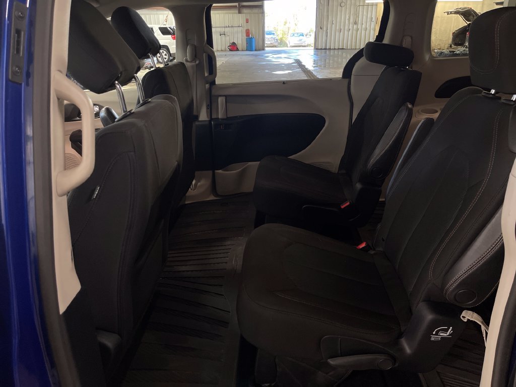 Used 2020 Chrysler Pacifica Touring w/ Cold Weather Group FWD image 26