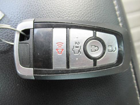 Used 2020 Ford Fusion SE FWD image 31