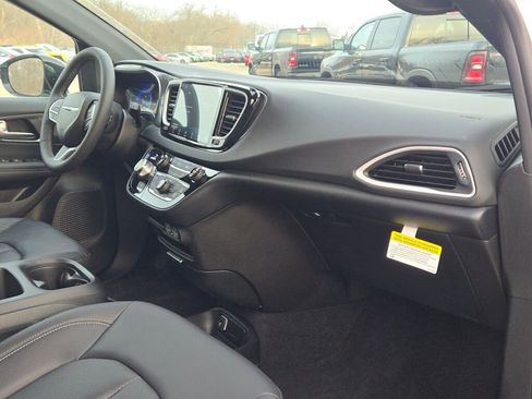 New 2025 Chrysler Voyager LX image 7