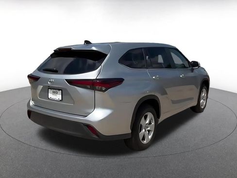 Used 2025 Toyota Highlander LE FWD image 16