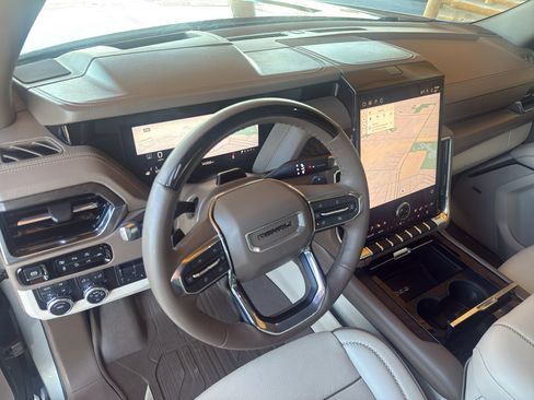 Used 2025 GMC Yukon XL Denali w/ Advanced Technology Package image 15