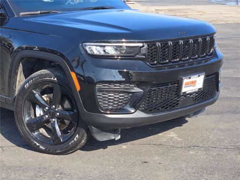 Certified 2025 Jeep Grand Cherokee Altitude image 2