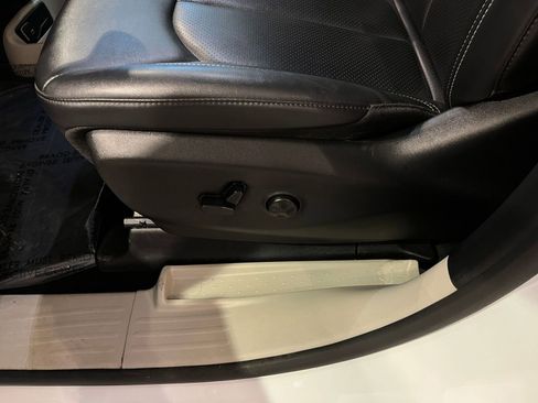 Used 2024 Chrysler Pacifica Touring-L image 23