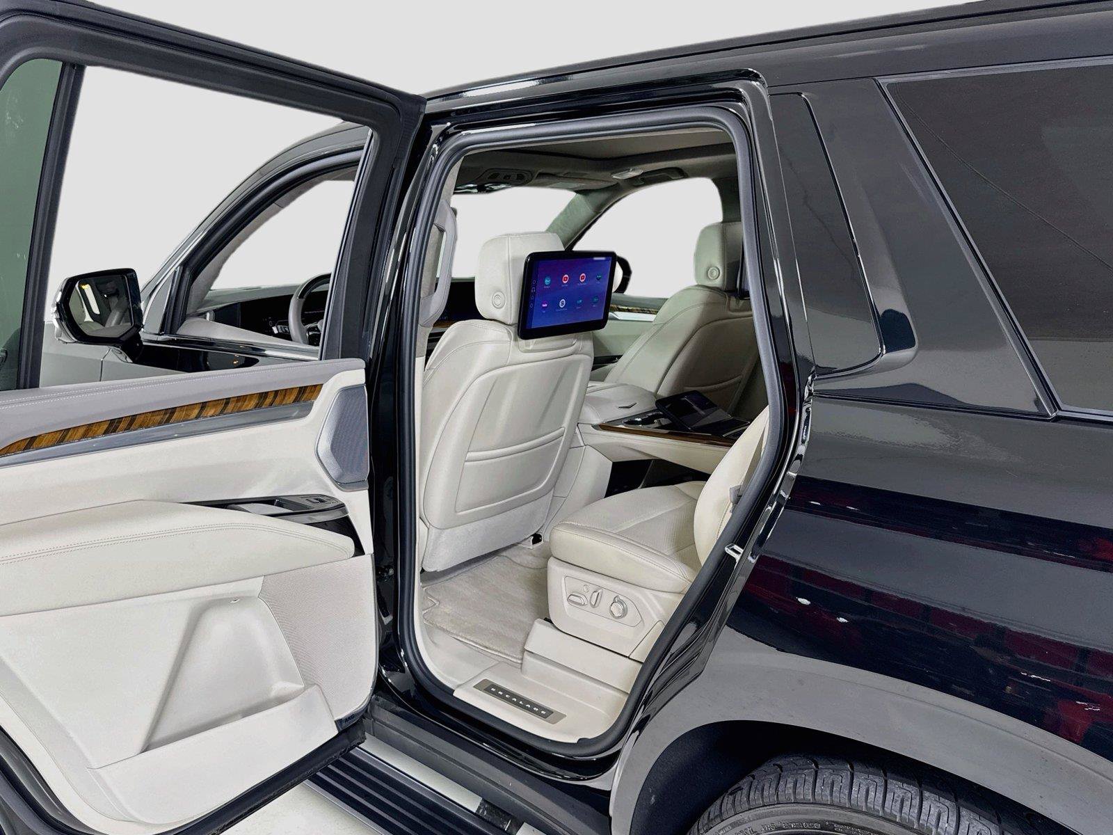Used 2025 Cadillac Escalade Premium Luxury Platinum AWD/4WD image 22
