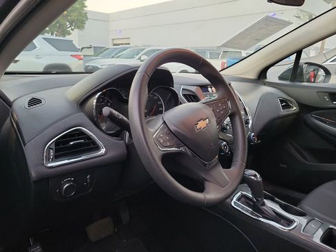 Used 2018 Chevrolet Cruze LT w/ Sun And Sound Package FWD image 8