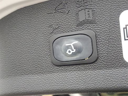 Used 2019 Ford Escape Titanium image 9