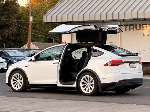 Used 2019 Tesla Model X Long Range AWD/4WD image 7