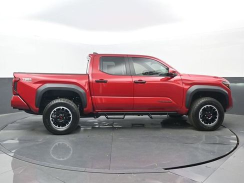 Used 2025 Toyota Tacoma TRD Off-Road AWD/4WD image 2