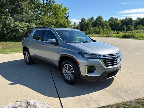 Used 2023 Chevrolet Traverse LT FWD image 11