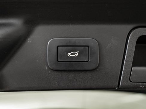 Used 2023 Land Rover Range Rover Velar R-Dynamic S image 22