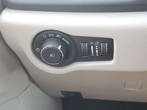 Used 2024 Chrysler Pacifica Limited FWD image 19