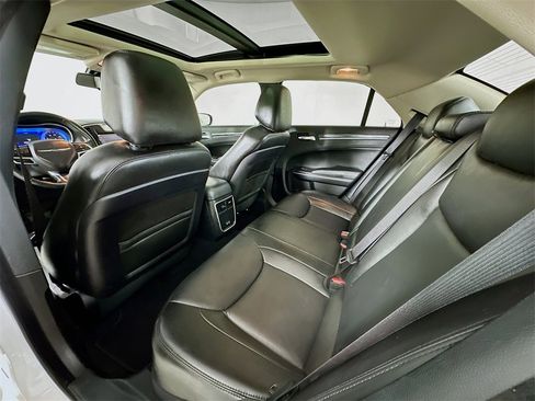 Used 2020 Chrysler 300 Touring L w/ Value Package image 4