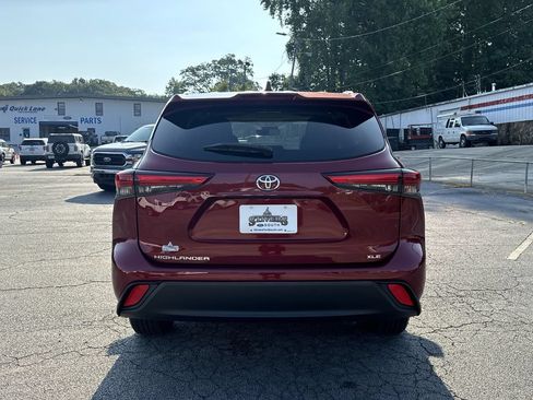 Used 2022 Toyota Highlander XLE FWD image 6