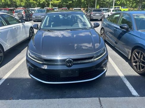 Used 2025 Volkswagen Jetta SE FWD image 2