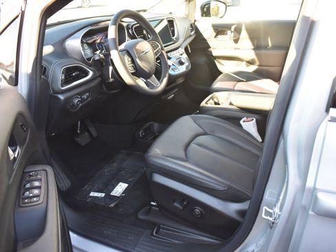 New 2026 Chrysler Pacifica Select image 12