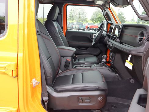 Used 2025 Jeep Wrangler Unlimited Rubicon w/ Convenience Group image 26