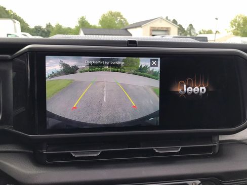 Used 2025 Jeep Wrangler Unlimited Sahara w/ Safety Group AWD/4WD image 21