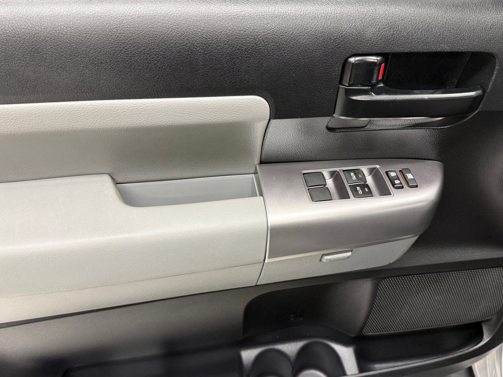 Used 2019 Toyota Sequoia SR5 AWD/4WD image 11