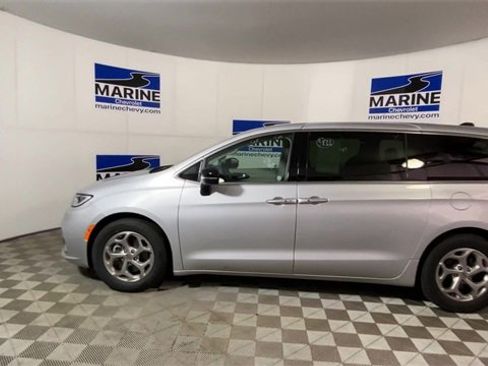 Used 2024 Chrysler Pacifica Limited image 7