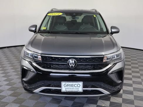 Used 2024 Volkswagen Taos SE w/ Panoramic Sunroof Package AWD/4WD image 3