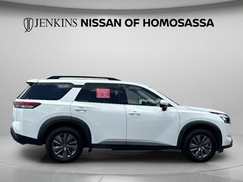 Certified 2024 Nissan Pathfinder SV FWD image 5