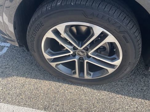 Used 2025 Audi Q5 Premium w/ Convenience Package image 5