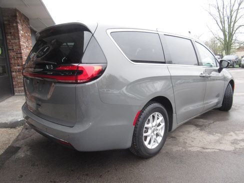 Used 2025 Chrysler Pacifica Select image 8