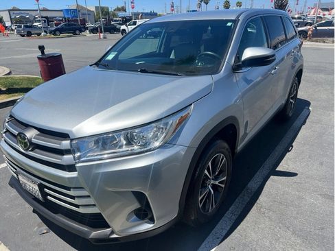 Used 2019 Toyota Highlander LE FWD image 2