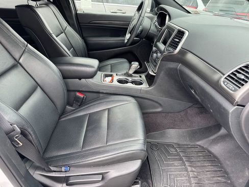 Used 2018 Jeep Grand Cherokee Laredo RWD image 5