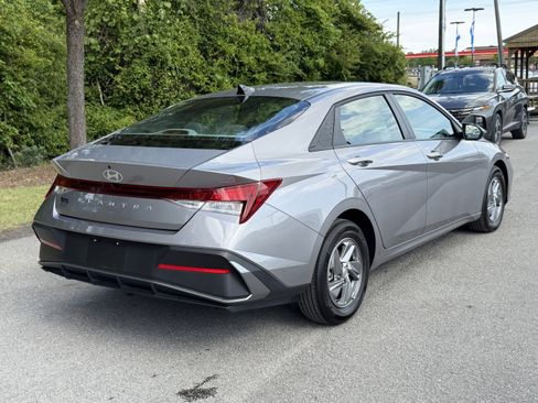 Used 2025 Hyundai Elantra SE w/ Cargo Package FWD image 35