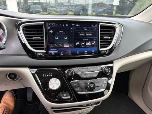 Used 2024 Chrysler Pacifica Touring-L FWD image 15