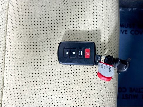 Used 2013 Toyota Avalon Limited image 39