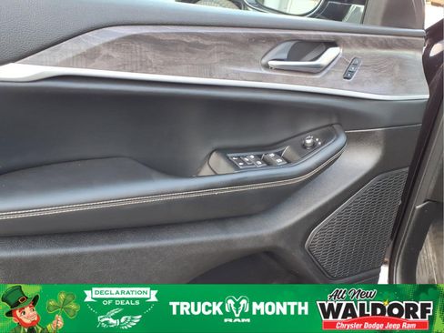 Used 2023 Jeep Grand Cherokee Limited image 6