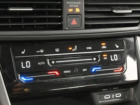 Used 2025 Volkswagen Jetta SE FWD image 20