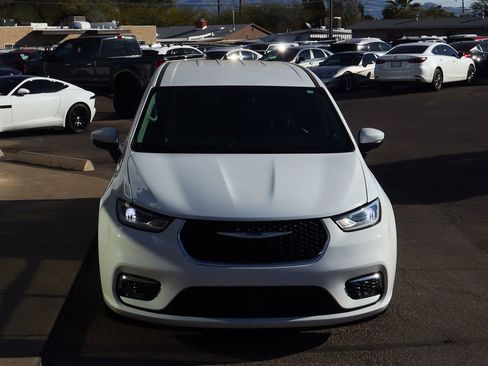 Used 2023 Chrysler Pacifica Touring-L image 15