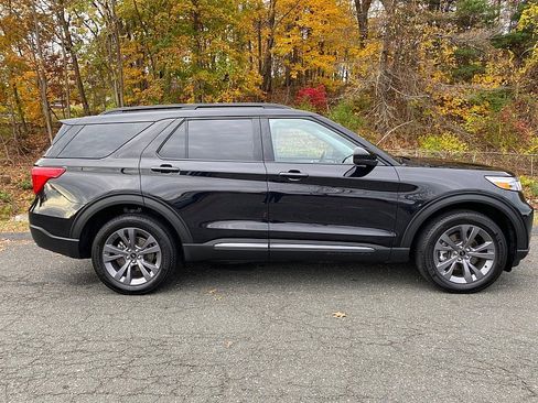 Certified 2022 Ford Explorer XLT w/ Equipment Group 202A image 5