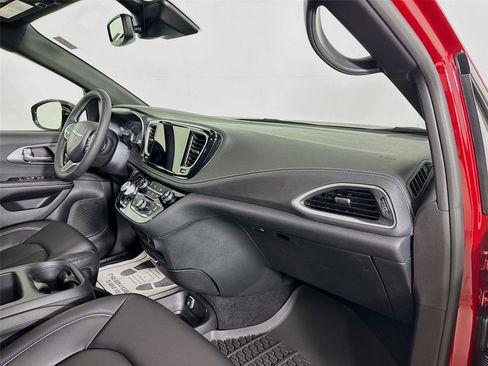New 2026 Chrysler Pacifica Select image 31